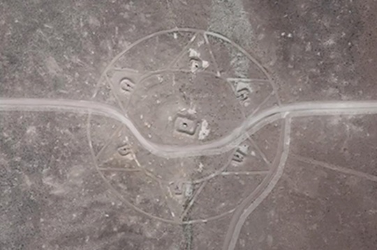 احد التصميمات الغريبة في صحراء نيفادا الامريكية؟ هل هي بشرية ام رسالة من كائنات فضائية
