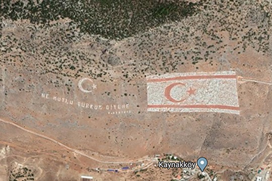 العلم التركى فوق الجزء التركى من قبرص ( مالناش دعوة بالسياسة )